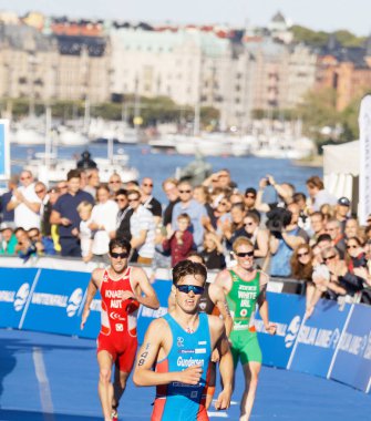 Stockholm - 26 Ağustos 2017: Kavga ve triathletes Gundersen, Knabl, beyaz ve diğer erkekler İTÜ dünya triatlon serisi olay hedefine 26 Ağustos 2017 Stokholm, İsveç'te koşma vasıl