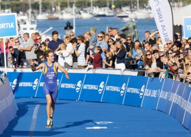 Stockholm - 26 Ağustos 2017: Finiş çizgisine yakın koşan triatlet Gabriel Sandor (Swe), 26 Ağustos 2017 'de Stockholm, İsveç' te düzenlenen Erkekler Itu Dünya Triatlon Serisi 'nin arka planında seyirci
