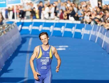Bitiş çizgisine yakın çalışan triatlet Gabriel Sandor (Swe)