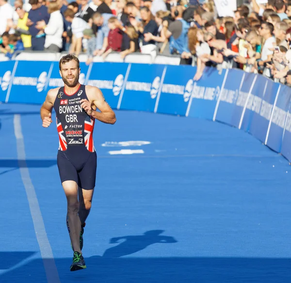 Stockholm - 26 Ağustos 2017: koşucu triatlet Adam Bowden (Gbr) 26 Ağustos 2017 tarihinde İsveç 'in Stockholm kentinde düzenlenen Erkekler Itu Dünya Triatlon Şampiyonası bitiş çizgisine yakın