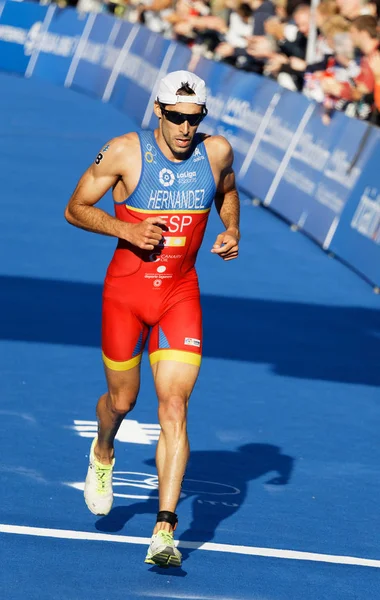 Stockholm - 26 Ağustos 2017: Stockholm, İsveç'te erkekler İTÜ dünya triatlon serisi olay 26 Ağustos 2017 bitiş çizgisine yakın çalışan triatlet Vincente Hernandez (Esp)