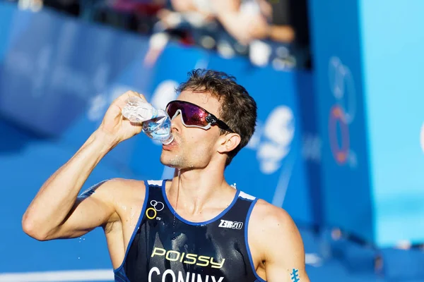 Triatlet Dorian Coninx (Fra) içme suyu bir bott Fransız