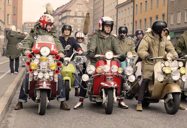 Stockholm, İsveç - 02 Eylül 2017: Büyük grup mods Mods vs Rockers olay Saint Eriks Köprüsü, Stokholm, İsveç, 02 Eylül 2017 eski moda Vespa üzerinde