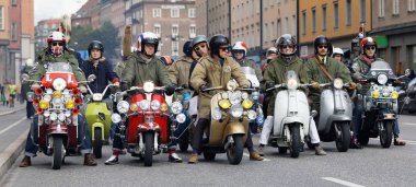 Stockholm, İsveç - 02 Eylül 2017: Büyük grup mods Mods vs Rockers olay Saint Eriks Köprüsü, Stokholm, İsveç, 02 Eylül 2017 eski moda Vespa üzerinde