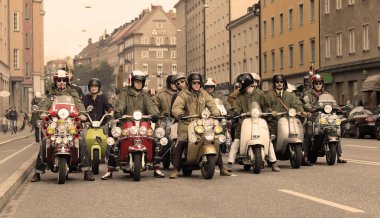 Stockholm, İsveç - 02 Eylül 2017: Büyük grup mods Mods vs Rockers olay Saint Eriks Köprüsü, Stokholm, İsveç, 02 Eylül 2017 eski moda Vespa üzerinde