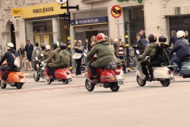 Stockholm, İsveç - Eylül 02, 2017: Mods vs Rockers etkinliğinde eski moda Vespa scooter kullanan modların yan görünümü, Saint Eriks Köprüsü, Stockholm, İsveç, 2 Eylül 2017