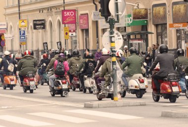 Stockholm, İsveç - Eylül 02, 2017: Mods vs Rockers etkinliğinde eski moda Vespa scooter kullanan modların yan görünümü, Saint Eriks Köprüsü, Stockholm, İsveç, 2 Eylül 2017