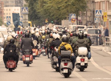 Stockholm, İsveç - Eylül 02, 2017: Mods vs Rockers etkinliğinde eski moda Vespa scooter kullanan modların arka görünümü, Saint Eriks Köprüsü, Stockholm, İsveç, 2 Eylül 2017