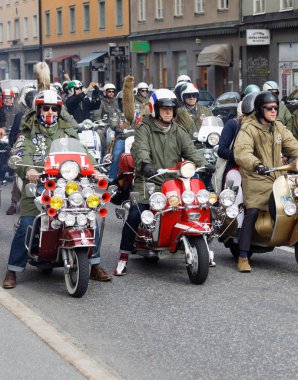 Stockholm, İsveç - 02 Eylül 2017: Büyük grup mods Mods vs Rockers olay Saint Eriks Köprüsü, Stokholm, İsveç, 02 Eylül 2017 eski moda Vespa üzerinde