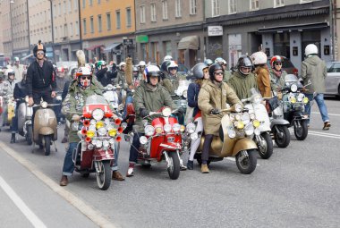 Stockholm, İsveç - 02 Eylül 2017: Büyük grup mods Mods vs Rockers olay Saint Eriks Köprüsü, Stokholm, İsveç, 02 Eylül 2017 eski moda Vespa üzerinde