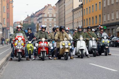 Stockholm, İsveç - 02 Eylül 2017: Büyük grup mods Mods vs Rockers olay Saint Eriks Köprüsü, Stokholm, İsveç, 02 Eylül 2017 eski moda Vespa üzerinde