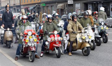 Eski moda vespa scooter üzerinde mods büyük grup