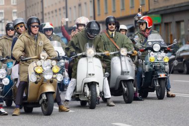 Stockholm, İsveç - 02 Eylül 2017: Büyük grup mods Mods vs Rockers olay Saint Eriks Köprüsü, Stokholm, İsveç, 02 Eylül 2017 eski moda Vespa üzerinde