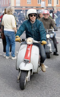 Stockholm, İsveç - 02 Eylül 2017: Saint Eriks Köprüsü, Stokholm, İsveç, 02 Eylül 2017 Mods vs Rockers etkinlikte eski moda vespa scooter sürüş eski moda giysiler giyen erkek ve dişi mods