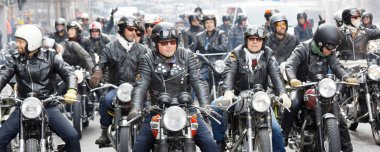 Stockholm, İsveç - Eylül 02, 2017: Mods vs Rockers etkinliğinde eski motorsikletli sert motosikletli motosikletliler grubu St. Eriks Köprüsü, Stockholm, İsveç, 02 Eylül 2017