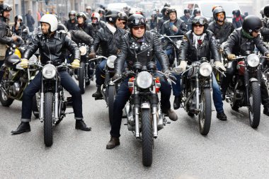 Stockholm, İsveç - Eylül 02, 2017: Mods vs Rockers etkinliğinde eski motorsikletli sert motosikletli motosikletliler grubu St. Eriks Köprüsü, Stockholm, İsveç, 02 Eylül 2017