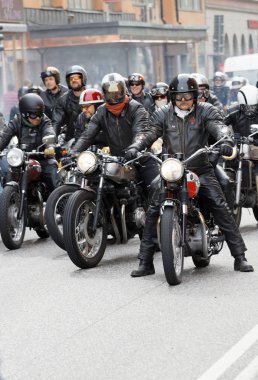 Stockholm, İsveç - Eylül 02, 2017: Mods vs Rockers etkinliğinde eski motorsikletli sert motosikletli motosikletliler grubu St. Eriks Köprüsü, Stockholm, İsveç, 02 Eylül 2017