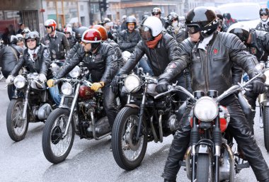 Stockholm, İsveç - Eylül 02, 2017: Mods vs Rockers 'da eski motorsikletli sert motorcular grubu Saint Eriks Köprüsü, Stockholm, İsveç, 02 Eylül 2017