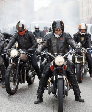 Stockholm, İsveç - Eylül 02, 2017: Mods vs Rockers etkinliğinde bıyıklı ve deri kıyafetli sert motosikletli arkadaşlar St. Eriks Köprüsü, Stockholm, İsveç, 02 Eylül 2017