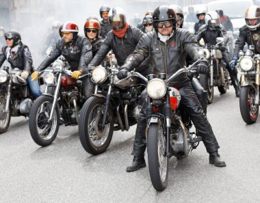 Stockholm, İsveç - Eylül 02, 2017: Mods vs Rockers etkinliğinde bıyıklı ve deri kıyafetli sert motosikletli arkadaşlar St. Eriks Köprüsü, Stockholm, İsveç, 02 Eylül 2017