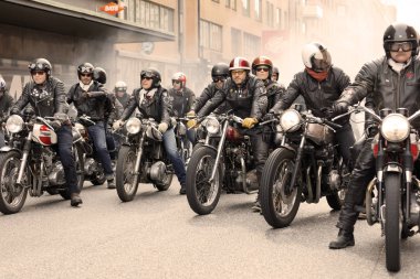 Stockholm, İsveç - Eylül 02, 2017: Mods vs Rockers etkinliğinde eski motorsikletli sert motosikletli motosikletliler grubu St. Eriks Köprüsü, Stockholm, İsveç, 02 Eylül 2017