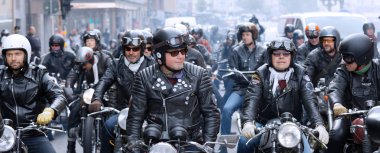 Stockholm, İsveç - Eylül 02, 2017: Eski motorsikletli birçok MC sürücüsü Mods vs Rockers 'ın Saint Eriks Köprüsü, Stockholm, İsveç, 02 Eylül 2017' deki etkinliğinde araba sürmek için bekliyor