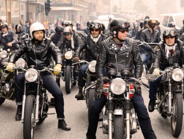 Stockholm, İsveç - Eylül 02, 2017: Eski motorsikletli birçok MC sürücüsü Mods vs Rockers 'ın Saint Eriks Köprüsü, Stockholm, İsveç, 02 Eylül 2017' deki etkinliğinde araba sürmek için bekliyor
