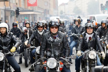 Stockholm, İsveç - Eylül 02, 2017: Mods vs Rockers etkinliğinin başlamasını bekleyen deri kıyafetli motosikletliler Saint Eriks Köprüsü, Stockholm, İsveç, 02 Eylül 2017