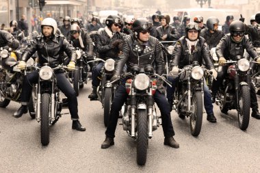Stockholm, İsveç - Eylül 02, 2017: Mods vs Rockers etkinliğinde eski motorsikletli sert motosikletli motosikletliler grubu St. Eriks Köprüsü, Stockholm, İsveç, 02 Eylül 2017