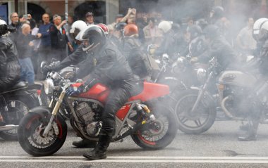 Stockholm, İsveç - Eylül 02, 2017: Mods vs Rockers etkinliğinde geçmişe dönük motosiklet ve motorcuların dumanı Saint Eriks Köprüsü, Stockholm, İsveç, 02 Eylül 2017