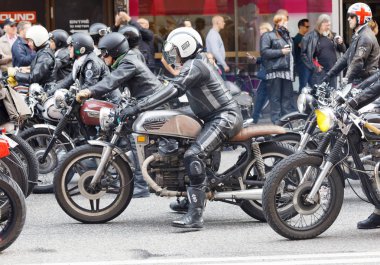 Stockholm, İsveç - Eylül 02, 2017: Mods vs Rockers etkinliğinde deri kıyafetli MC sürücülerinin Saint Eriks Köprüsü, Stockholm, İsveç, Eylül 02, 2017