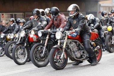 Stockholm, İsveç - 02 Eylül 2017: Zor mc sürücüleri retro motosiklet yan Saint Eriks Köprüsü, Stokholm, İsveç, 02 Eylül 2017 Mods vs Rockers etkinlikte götürmek için bekleyen deri giysili