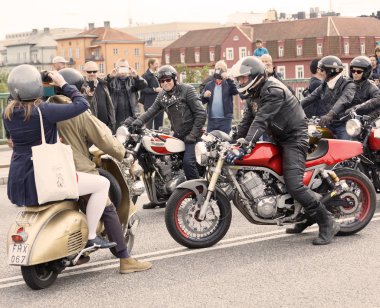 Stockholm, İsveç - Eylül 02, 2017: Mods vs Rockers etkinliğinde mod ve motosiklet modu arasındaki rekabet, Saint Eriks Köprüsü, Stockholm, İsveç, 02 Eylül 2017