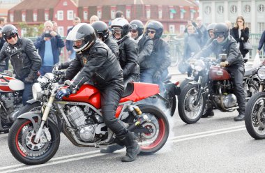 Stockholm, İsveç - Eylül 02, 2017: Mods vs Rockers 'ın Saint Eriks Köprüsü, Stockholm, İsveç, 02 Eylül 2017' deki etkinliğinde yanan motorsiklet sürücüsü.