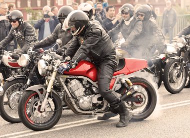 Stockholm, İsveç - Eylül 02, 2017: Mods vs Rockers 'ın Saint Eriks Köprüsü, Stockholm, İsveç, 02 Eylül 2017' deki etkinliğinde yanan motorsiklet sürücüsü.