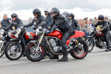 Stockholm, İsveç - Eylül 02, 2017: Saint Eriks Köprüsü, Stockholm, İsveç 'teki Mods vs Rockers etkinliğinde deri kıyafetli havalı MC sürücülerinin yan görüntüsü, Eylül 02, 2017