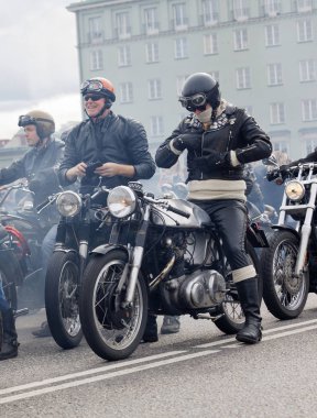 Stockholm, İsveç - Eylül 02, 2017: Mods vs Rockers 'ın Saint Eriks Köprüsü, Stockholm, İsveç, 02 Eylül 2017' deki retro motorsiklet yarışmasında deri kıyafetli, sert motosikletli gülen motorcular