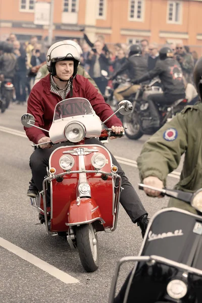 Stockholm, İsveç - Eylül 02, 2017: Eski moda kıyafetler giyen modlar eski moda Vespa scooter 'la Saint Eriks Köprüsü, Stockholm, İsveç' teki Mods vs Rockers etkinliğinde, 2 Eylül 2017