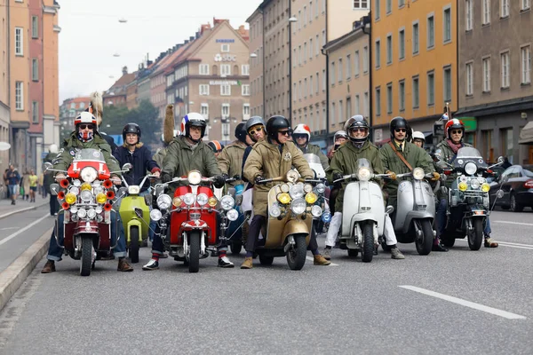 Stockholm, İsveç - 02 Eylül 2017: Büyük grup mods Mods vs Rockers olay Saint Eriks Köprüsü, Stokholm, İsveç, 02 Eylül 2017 eski moda Vespa üzerinde