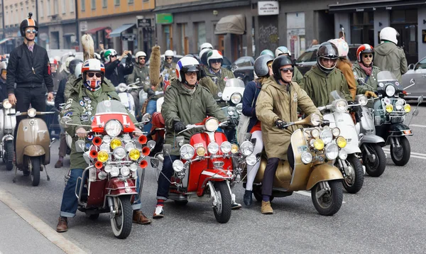 Eski moda vespa scooter üzerinde mods büyük grup