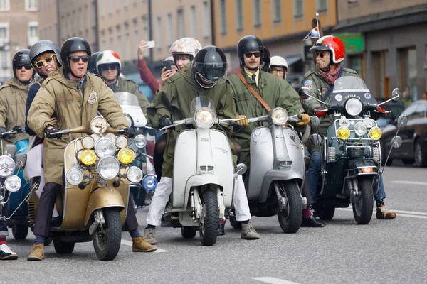 Stockholm, İsveç - 02 Eylül 2017: Büyük grup mods Mods vs Rockers olay Saint Eriks Köprüsü, Stokholm, İsveç, 02 Eylül 2017 eski moda Vespa üzerinde