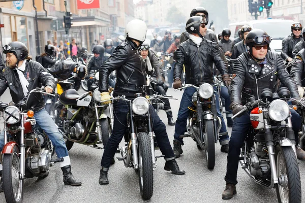 Stockholm, İsveç - Eylül 02, 2017: Mods vs Rockers etkinliğinin başlamasını bekleyen deri kıyafetli motosikletliler Saint Eriks Köprüsü, Stockholm, İsveç, 02 Eylül 2017