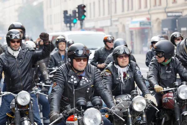 Stockholm, İsveç - Eylül 02, 2017: Mods vs Rockers etkinliğinde eski motorsikletli sert motosikletli motosikletliler grubu St. Eriks Köprüsü, Stockholm, İsveç, 02 Eylül 2017