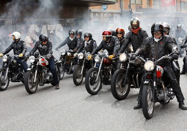 Stockholm, İsveç - Eylül 02, 2017: Mods vs Rockers etkinliğinde eski motorsikletli sert motosikletli motosikletliler grubu St. Eriks Köprüsü, Stockholm, İsveç, 02 Eylül 2017