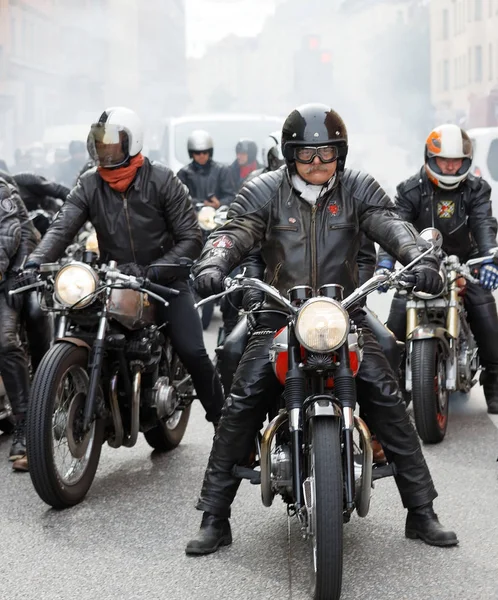 Stockholm, İsveç - Eylül 02, 2017: Mods vs Rockers etkinliğinde bıyıklı ve deri kıyafetli sert motosikletli arkadaşlar St. Eriks Köprüsü, Stockholm, İsveç, 02 Eylül 2017