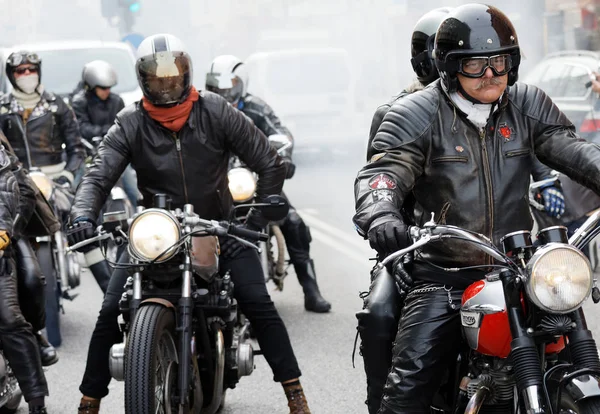Stockholm, İsveç - Eylül 02, 2017: Mods vs Rockers etkinliğinde bıyıklı ve deri kıyafetli sert motosikletli arkadaşlar St. Eriks Köprüsü, Stockholm, İsveç, 02 Eylül 2017