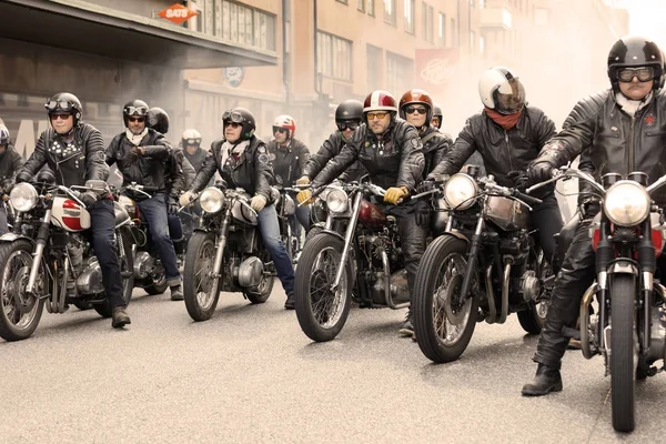 Stockholm, İsveç - Eylül 02, 2017: Mods vs Rockers etkinliğinde eski motorsikletli sert motosikletli motosikletliler grubu St. Eriks Köprüsü, Stockholm, İsveç, 02 Eylül 2017