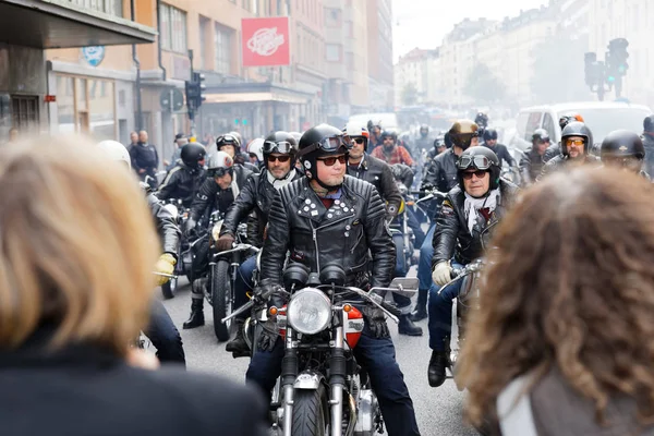 Stockholm, İsveç - Eylül 02, 2017: Mods vs Rockers etkinliğinde deri kıyafetli, sert motorcuların trafiği sıkıştı Saint Eriks Köprüsü, Stockholm, İsveç, 2 Eylül 2017