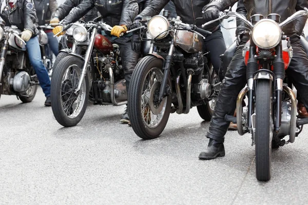 Stockholm, İsveç - Eylül 02, 2017: Saint Eriks Köprüsü, Stockholm, İsveç 'te Mods vs Rockers etkinliğinde retro motorsiklet tekerlerinin yakın çekimi, Eylül 02, 2017