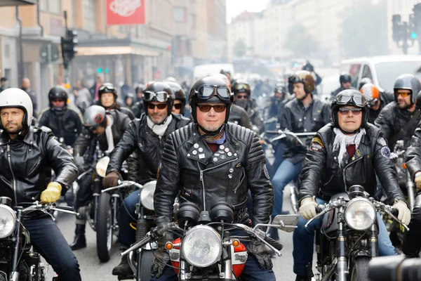 Stockholm, İsveç - Eylül 02, 2017: Mods vs Rockers etkinliğinin başlamasını bekleyen deri kıyafetli motosikletliler Saint Eriks Köprüsü, Stockholm, İsveç, 02 Eylül 2017